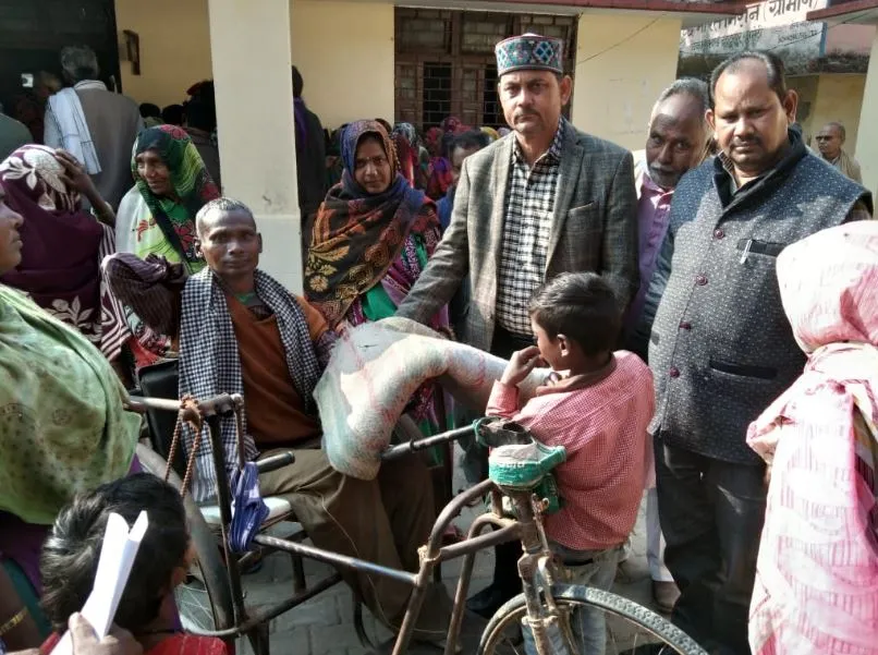 अमेठी: कड़ाके की ठंड में जरूरतमंदों की मदद करने को बांटे कंबल