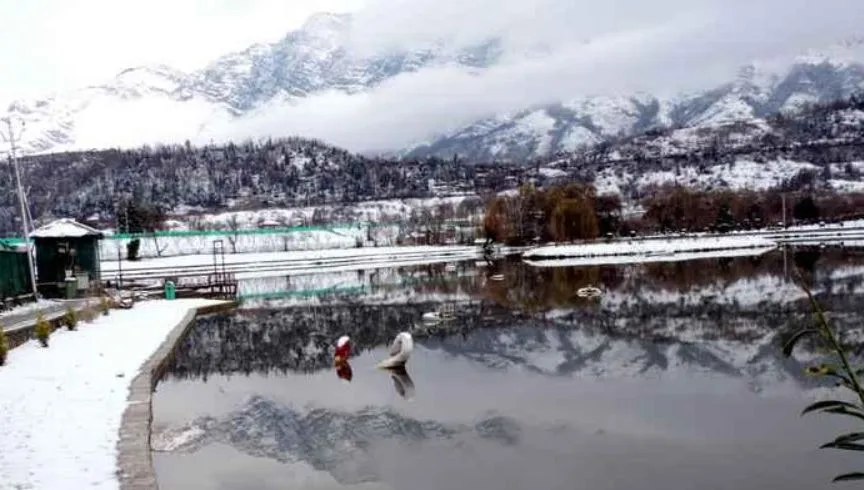 श्रीनगर में पारा शून्य से 6.4 डिग्री सेल्सियस नीचे जाने से डल झील जमी