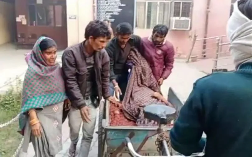 लखीमपुर खीरी: जिला अस्पताल में नहीं मिला शव वाहन, ठेले पर ले जाना पड़ा शव