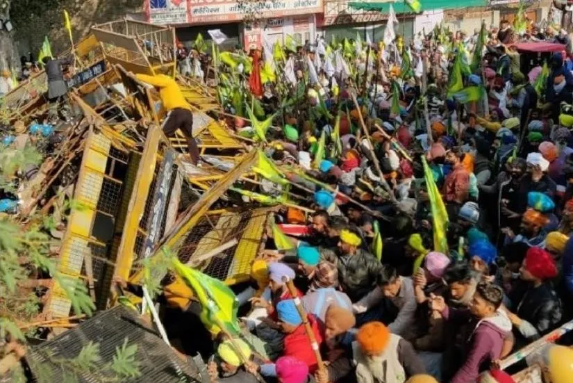 किसान और पुलिस आए आमने-सामने, बैरिकेडिंग तोड़ हरियाणा में घुसे किसान, लाठीचार्ज