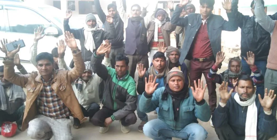 जलालाबाद: पंचायत अधिकारी के खिलाफ ग्रामीणों ने किया एसडीएम का घेराव