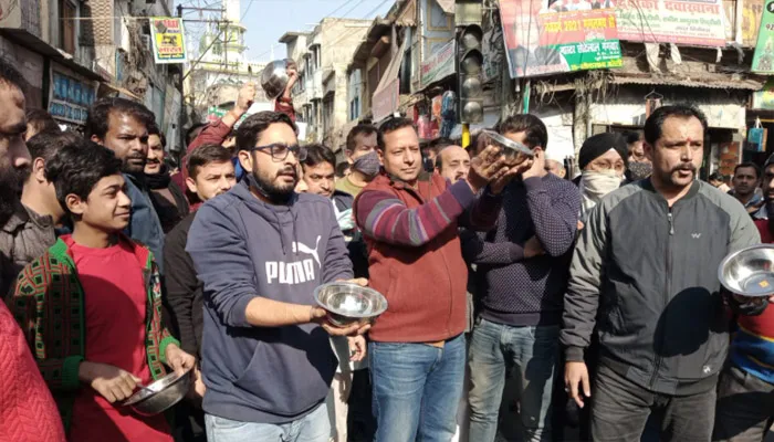 बरेली: कुतुबखाना के व्यापारियों ने कटोरे लेकर मांगी भीख