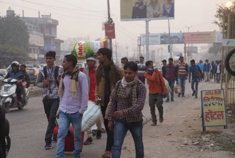 बरेली: पेट की आग बुझाने को कर रहे मजबूरियों का सफर