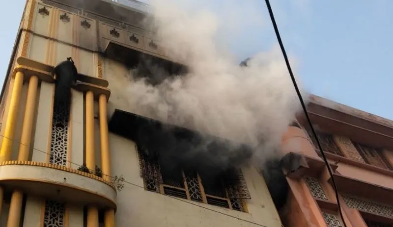 लखीमपुर खीरी: तीन मंजिला मकान में रूम हीटर से लगी आग, लाखों का नुकसान
