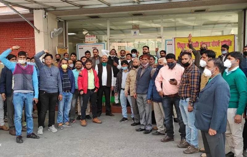लखनऊ: किसानों के समर्थन में बिजली कर्मी भी सड़कों पर उतरे