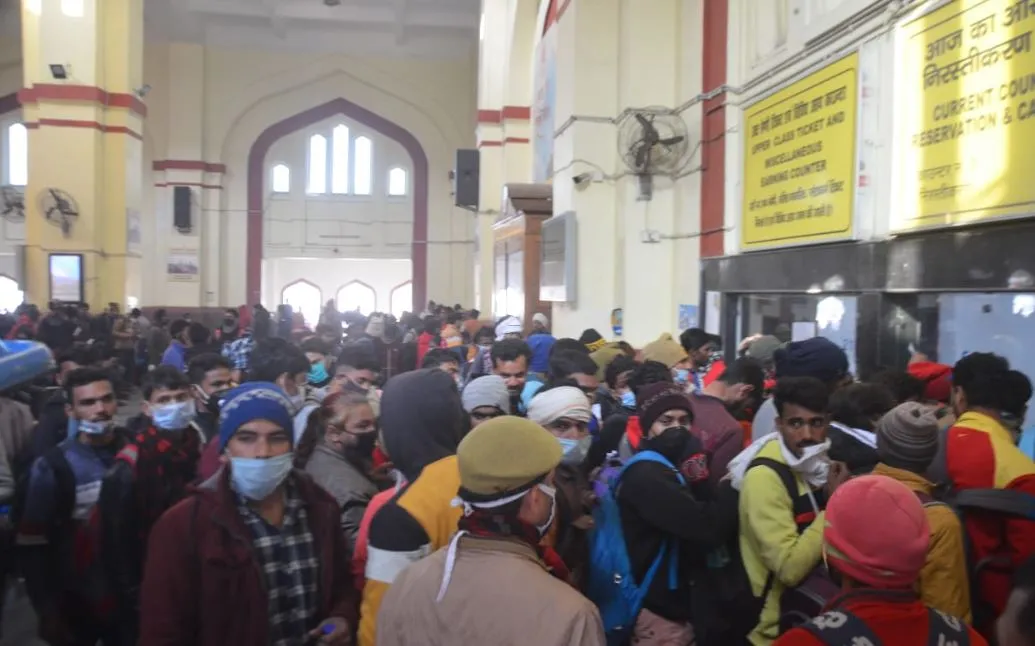 लखनऊ: स्टेशनों व बस अड्डे पर उमड़े परीक्षार्थी तो उड़ी सोशल डिस्टेंसिंग की धज्जियां