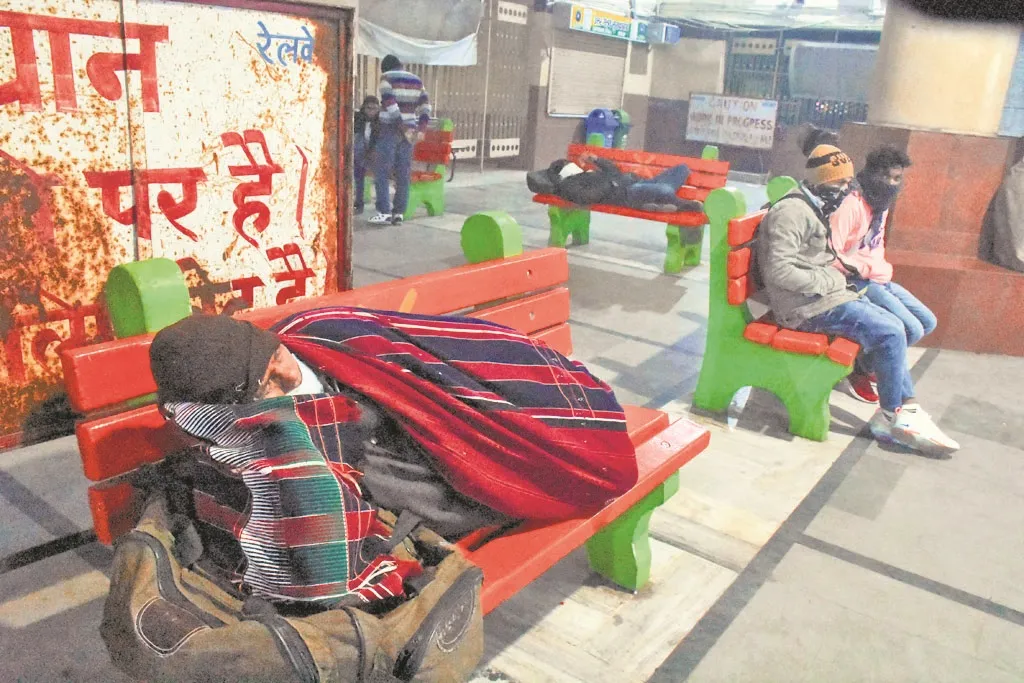मुरादाबाद: रैन बसेरों में जगह नहीं, ठंड में खुले आसमान तले रात बिताने को मजबूर हैं लोग