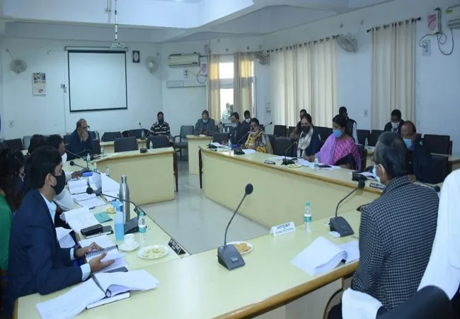कमियां दूर कर विकास कार्यों में तेजी लाएं : मंडलायुक्त