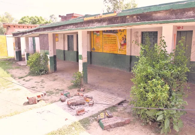 मुरादाबाद: मौत के साए में शिक्षा ग्रहण कर रहे बच्चे, अधिकारी बेखबर