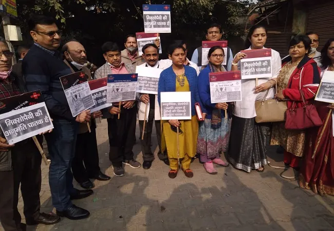 मुरादाबाद: दो घंटे ओपीडी से बाहर रहे निजी चिकित्सक, मिक्सो पैथी का किया विरोध
