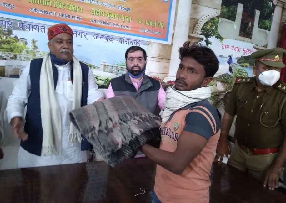 बाराबंकी: दरियाबाद विधायक ने चार गांवों के 300 लोगों को बांटे कंबल