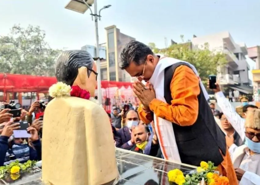 उन्नाव: पद्मश्री बाबू भगवती चरण वर्मा की मूर्ति का अनावरण
