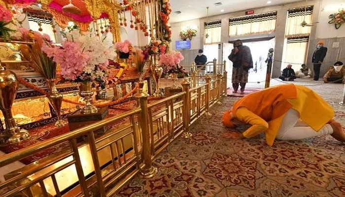पीएम मोदी ने गुरुद्वारा रकाबगंज में मत्था टेका, गुरु तेग बहादुर को दी श्रद्धांजलि