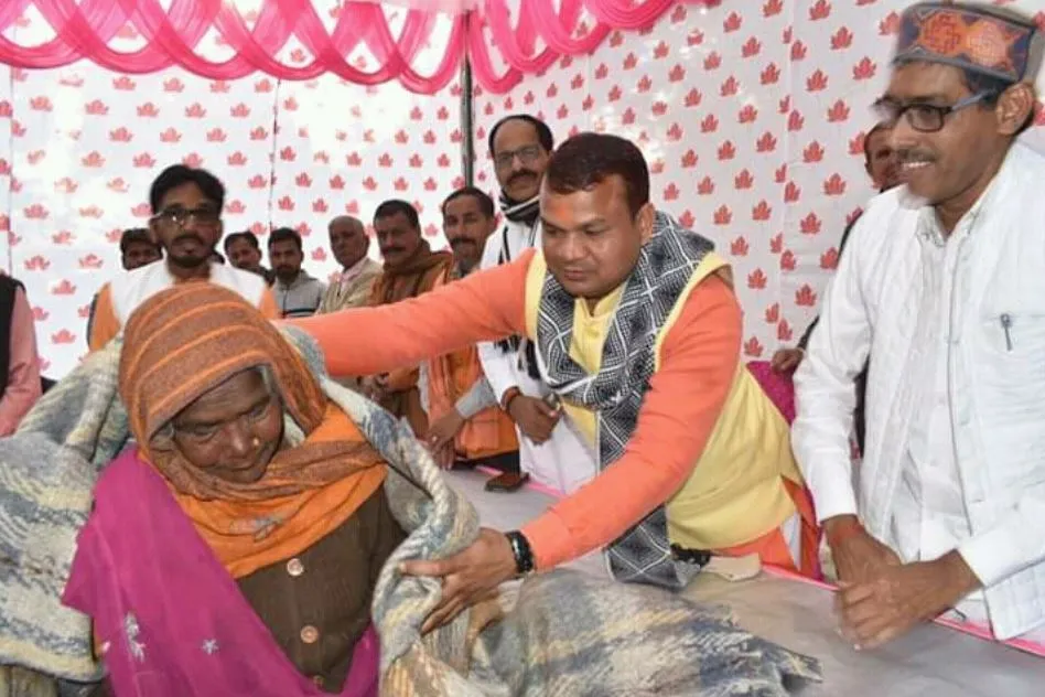 अमेठी: जरूरतमंदों को राज्यमंत्री ने बांटे कंबल