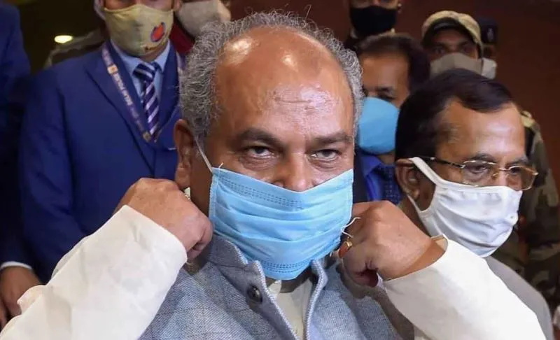 आंदोलन छोड़ वार्ता का रास्ता अपनाएं किसान: तोमर