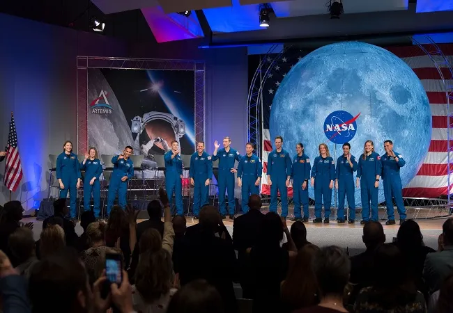 चांद पर भेजने के लिए NASA ने चुनी अपनी टीम, 18 सदस्यों में भारतीय मूल के राजा चारी भी शामिल
