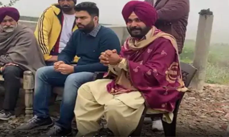 धार्मिक प्रतीकों वाले शॉल पहनने को लेकर हुए विवाद के बाद सिद्धू ने मांगी माफी