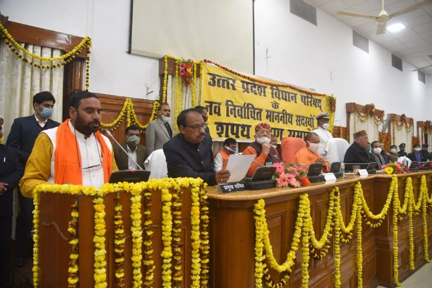 लखनऊ: नवनिर्वाचित शिक्षक एवं स्नातक एमएलसी ने ग्रहण की शपथ