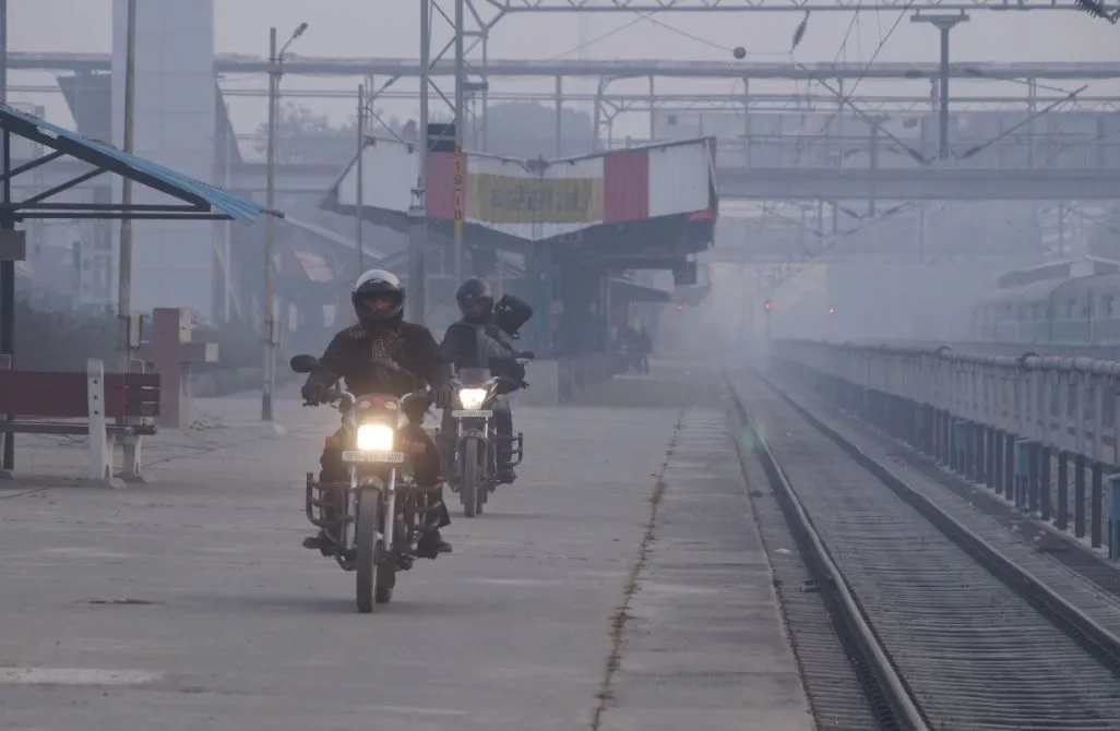 बरेली: यात्री समय से पहले पहुंचे तो बाहर, प्लेटफार्म पर सिर्फ बाइक दौड़ाने वालों को प्रवेश