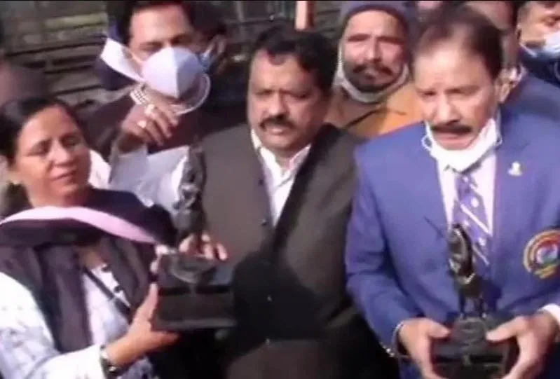 किसान आंदोलन: पुरस्कार लौटाने को राष्ट्रपति भवन की ओर खिलाड़ियों का मार्च, पुलिस ने रोका