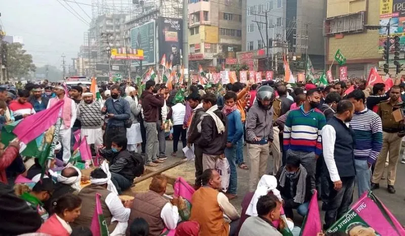 भारत बंद: कहीं किया रोड जाम तो कहीं उग्र प्रदर्शन, जानिए कैसा रहा बंद का असर