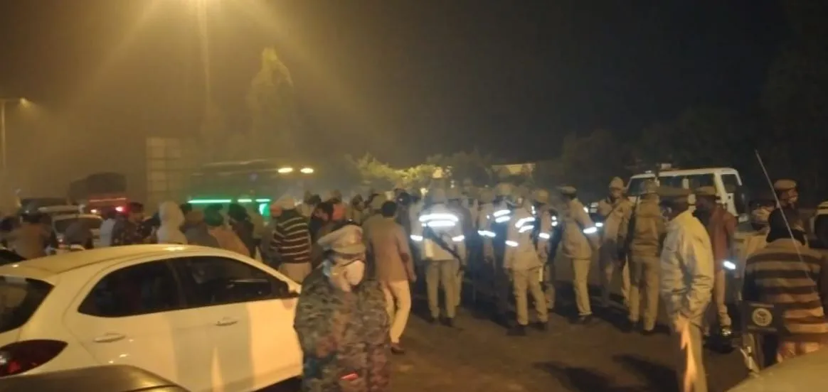 बरेली: दिल्ली जाते हुए पीलीभीत के किसानों का टोल प्लाजा पर हंगामा