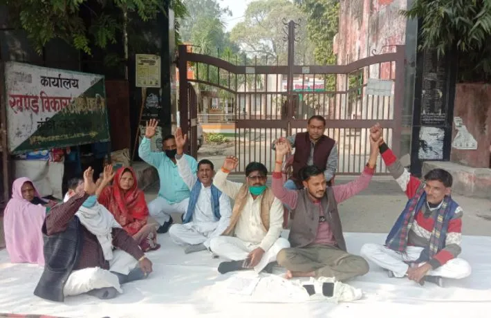बाराबंकी: भुगतान न होने पर प्रधानों ने किया धरना प्रदर्शन