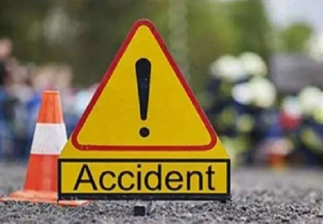 संभल: पिकअप वैन और कार की टक्कर, दो महिलाओं की मौत, चार घायल