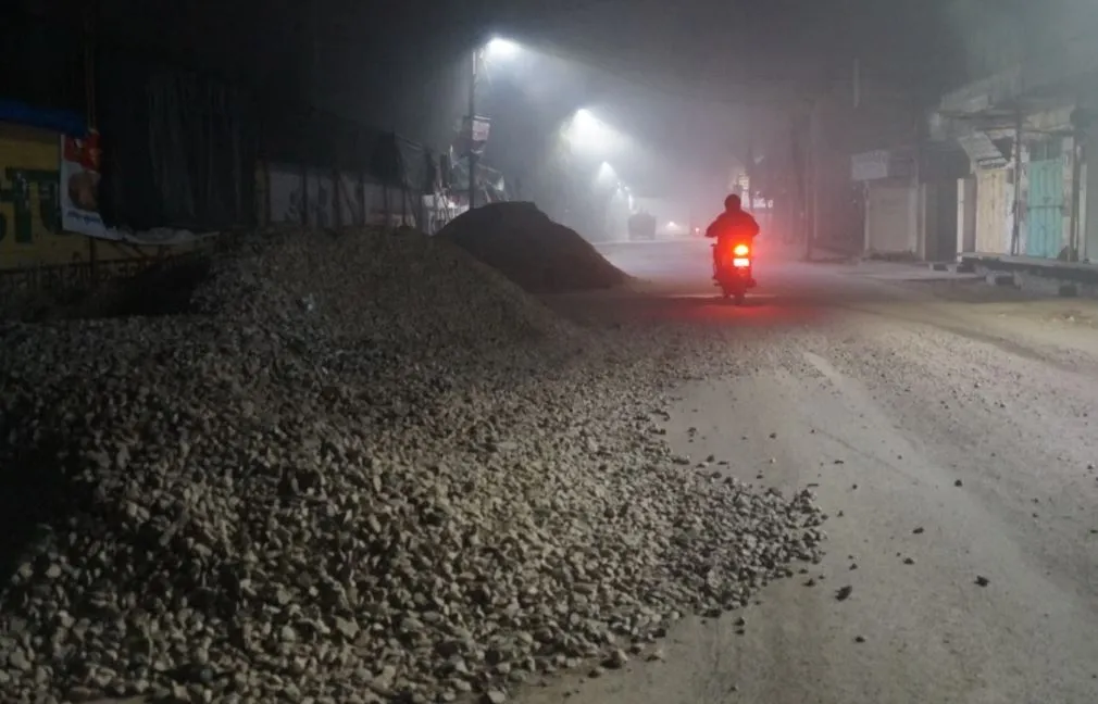 बरेली: सड़क पर खड़े वाहन और रेता-बजरी दे रहे हादसों को न्योता