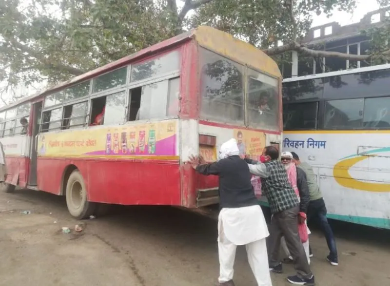 बरेली: ये रोडवेज की बसें हैं साहब… धक्का लगाओगे तभी दौड़ेंगी