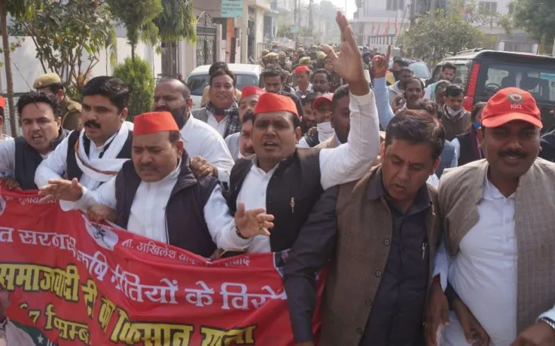 बरेली: किसान यात्रा निकाल रहे सपाइयों की पुलिस से झड़प, दी गिरफ्तारी