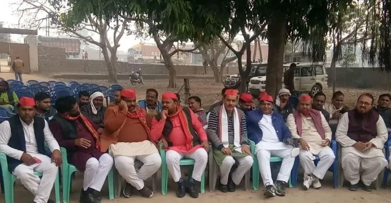 जलालाबाद: रैली निकालने जा रहे सपाइयों को पुलिस ने किया नजरबंद