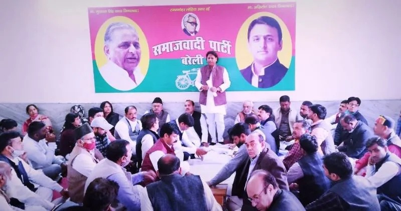 बरेली: सपा की मासिक बैठक में कमेंटबाजी पर हंगामा, धक्का-मुक्की का आरोप