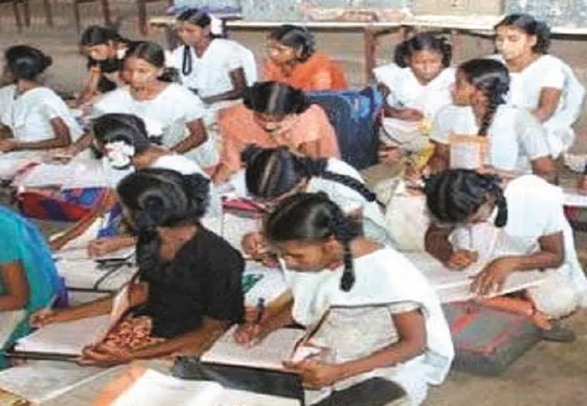 मुरादाबाद: नियमों में बदलाव से संविदा शिक्षकों की बढ़ी उलझन