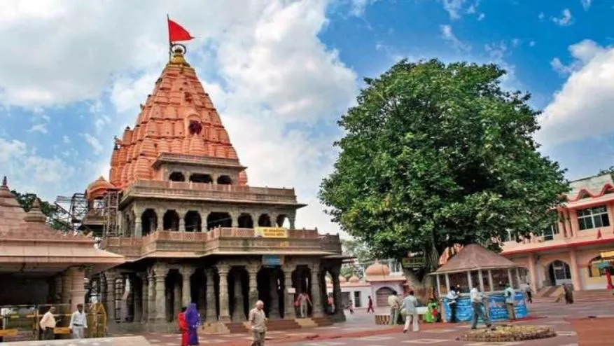 उज्जैन: महाकालेश्वर मंदिर परिसर में पुरानी संरचना के अवशेष मिलने के बाद रोकी गई खुदाई