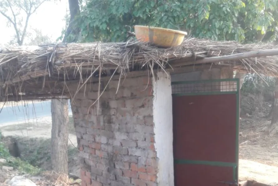 बाराबंकी: सरकार के स्वच्छ भारत मिशन को आइना दिखा रहे अर्ध निर्मित शौचालय, नहीं पड़ी छत
