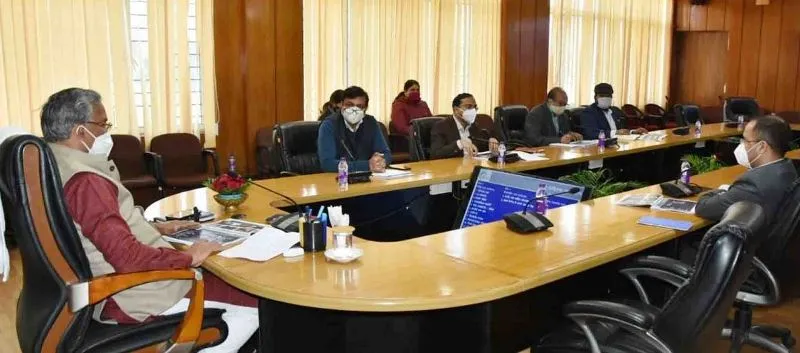 स्मार्ट सिटी के कार्यों को समय से करें पूरा: त्रिवेन्द्र रावत