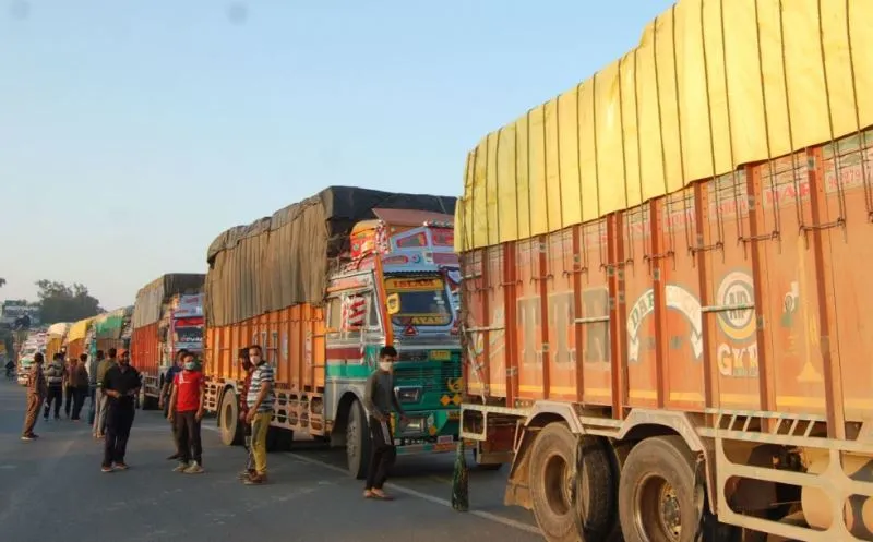 बरेली: किसान आंदोलन के चलते दिल्ली बार्डर पर फंसा करोड़ों का माल