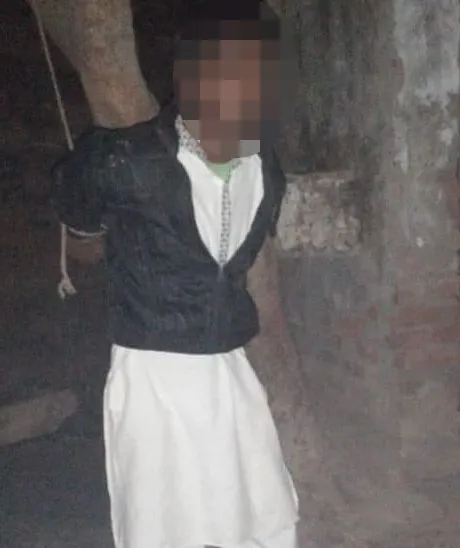 अलीगंज: छात्र को पेड़ से बांधकर पीटा, फोटो वायरल