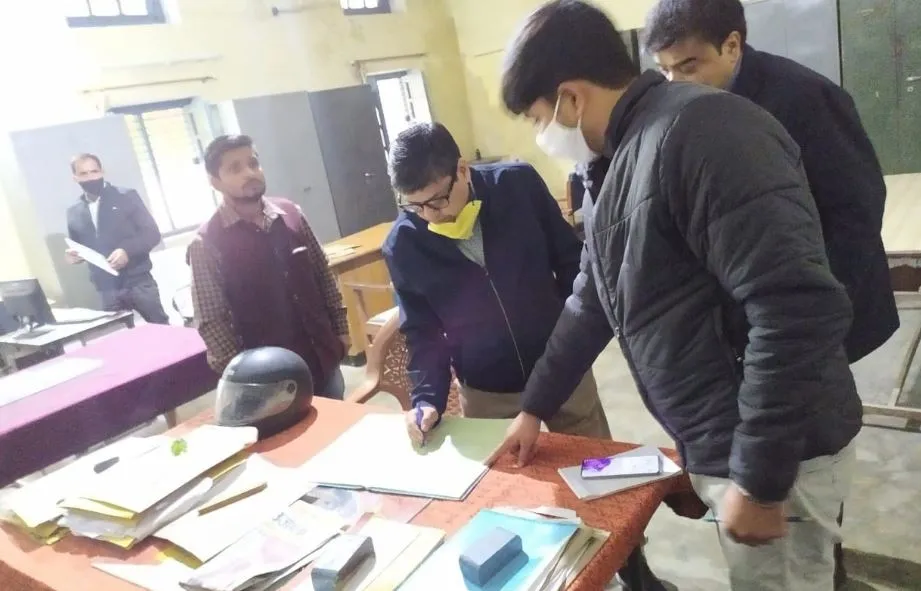अयोध्या: मंडलायुक्त के निरीक्षण में गैरहाजिर मिले चार कर्मचारी, नोटिस जारी
