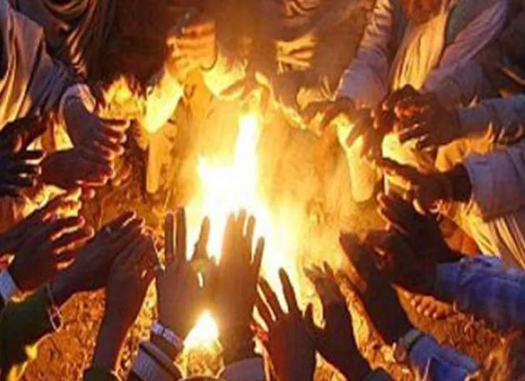 जलालाबाद: ग्यारह अलाव मिटा रहे पूरे तहसील क्षेत्र की सर्दी