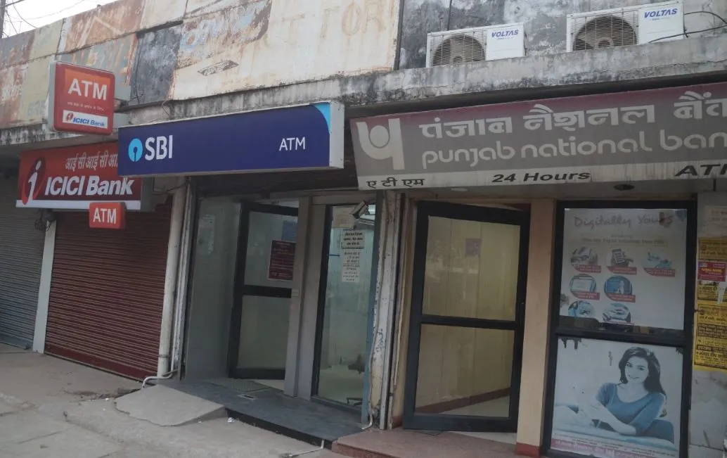 बरेली: बंदी से एटीएम सेवा धड़ाम, जनता रही बेहाल
