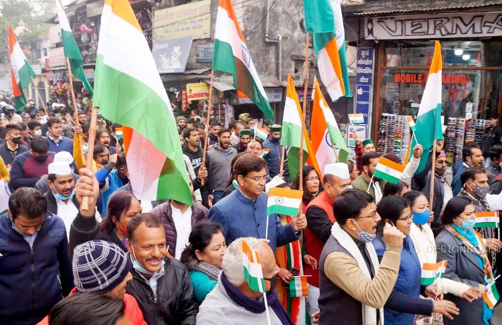 देहरादून: कांग्रेस ने स्थापना दिवस पर निकाली तिरंगा यात्रा, भारत माता की जय के लगे नारे