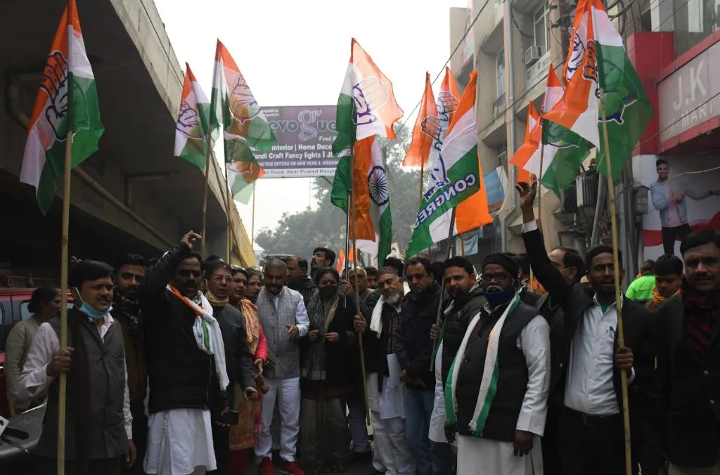 बरेली: तिरंगा फहराकर शहर में निकली कांग्रेस की पदयात्रा