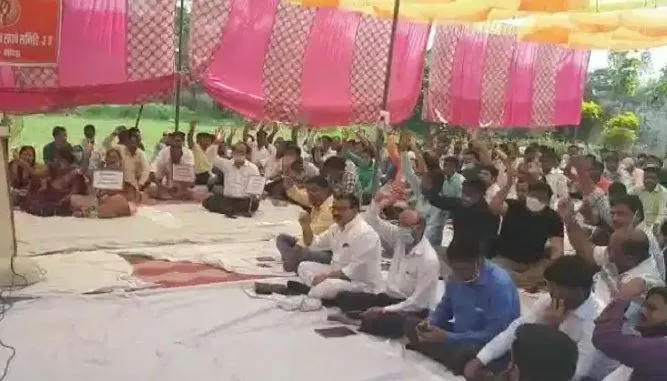 गोंडा: आंदोलन कर रहे किसानों के समर्थन में बिजली कर्मियों का विरोध प्रदर्शन
