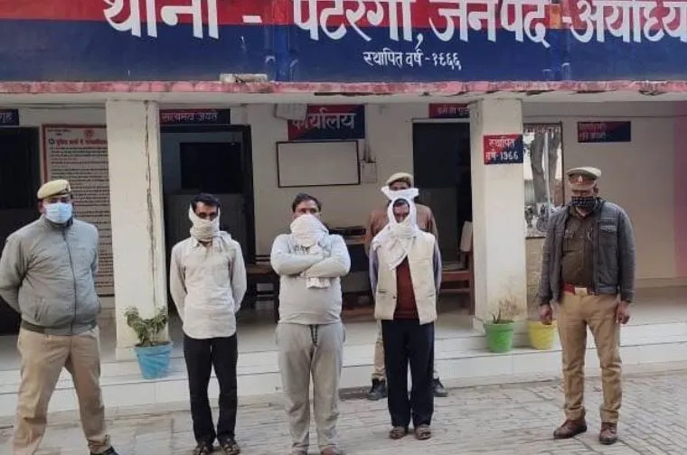 अयोध्या: सार्वजनिक स्थान पर जुआ खेल रहे तीन लोग गिरफ्तार