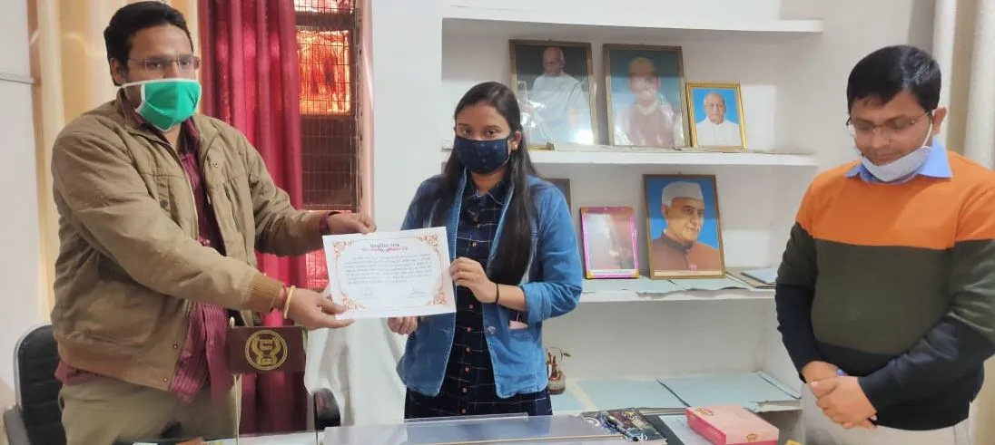 जलालाबाद: एक दिन की एसडीएम निकिता ने बाबू को लगाई लताड़