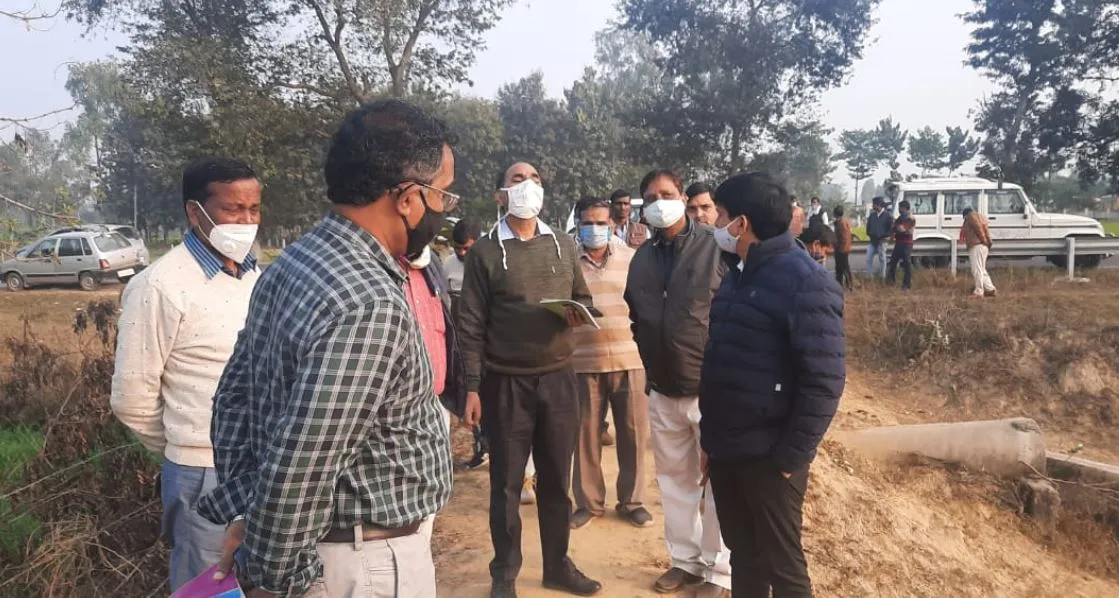 बाराबंकी: केंद्रीय टीम ने मनरेगा के बने तालाब का किया निरीक्षण