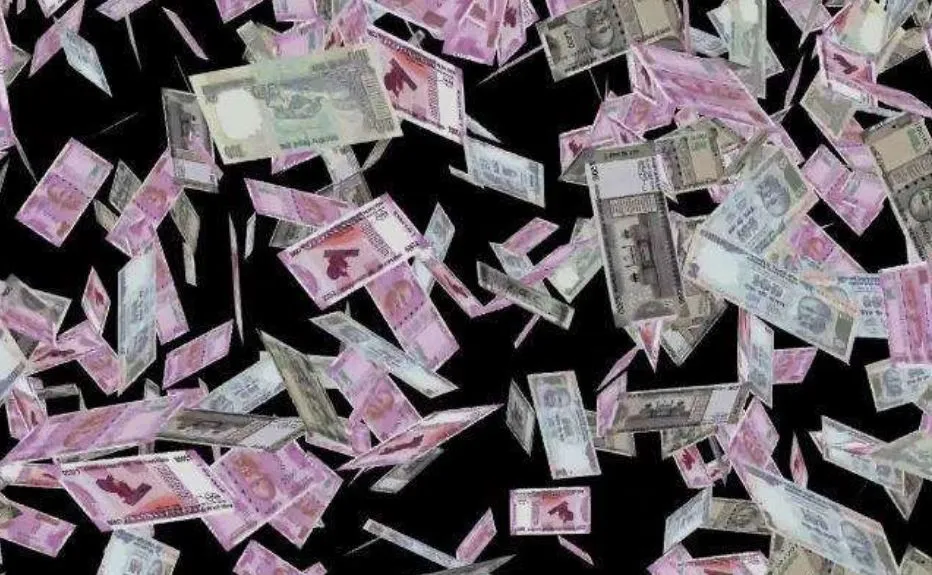 सीतापुरः जब पेड़ से होने लगी 500 के नोटों की बारिश…
