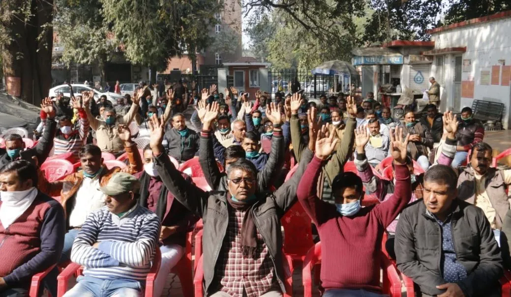 लखनऊ: रोडवेज कर्मियों ने किया प्रदेश भर के बस अड्डों पर प्रदर्शन
